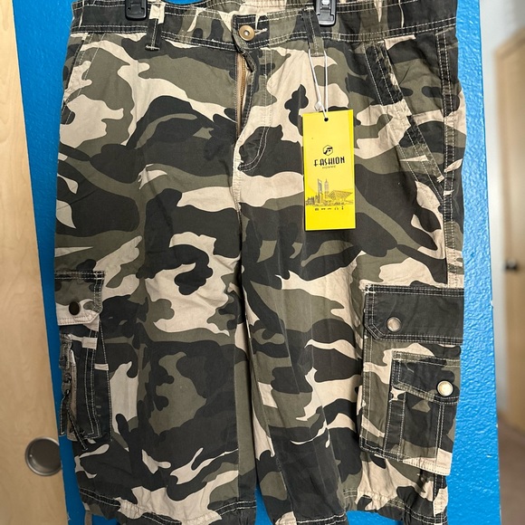 NWT Camo Cargo Shorts - Picture 5 of 5